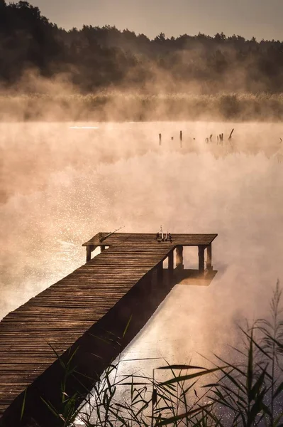 Schöne Sommerliche Morgenlandschaft Holzsteg Seeufer Der Nebligen Morgenkulisse — Stockfoto