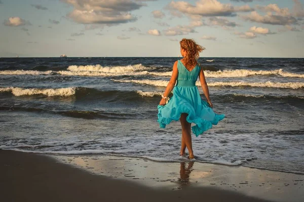 Interesting Holiday Concept Beautiful Woman Girl Blue Dress Walking Baltic — Stock Photo, Image