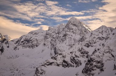 Kış dağı manzarası. Polonya Tatra Dağlılarında karlı bir sabah. 
