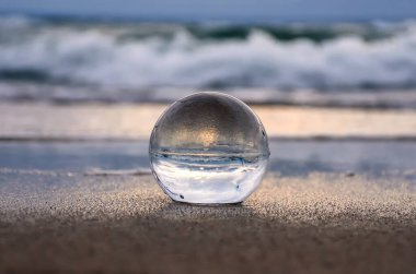 Soyut deniz kenarı fikri. Deniz manzarası cam bir küre içinde bulanık bir arka plan ile tutulur..
