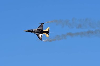 Gdynia, Polonya - 22 Ağustos 2021: Gdynia, Polonya 'daki Aero Baltic Show' da F-16 uçağının uçuşu.