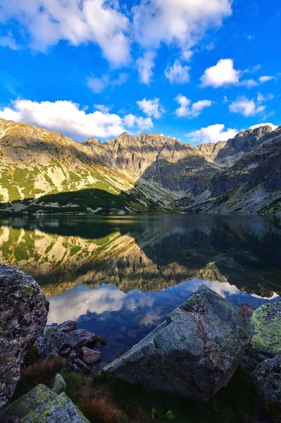 美丽的山地夏季风景 山峰映衬在美丽的湖中 照片摄于波兰塔特拉山的加西尼科娃山谷 — 图库照片