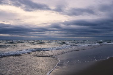 Kış deniz manzarası. Bulutlu bir günde boş dalgalı deniz. Fotoğraf: Gdynia, Polonya.