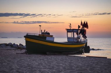 Gdynia 'daki Polonya sahilinin güzel sabah manzarası. Sabah kumlu bir sahilde gemi.. 