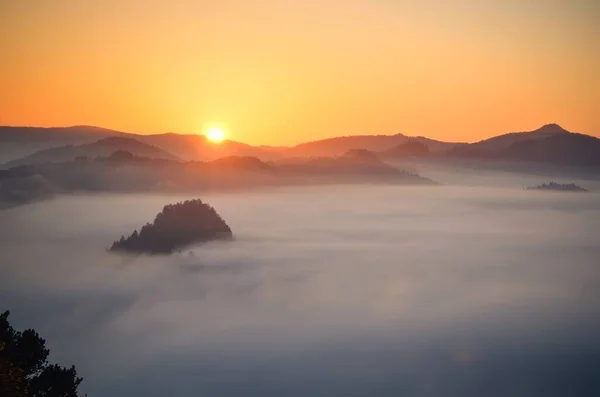 Herrliche Morgendliche Berglandschaft Sonnenaufgang Auf Dem Gipfel Von Sokolica Pieniny — Stockfoto