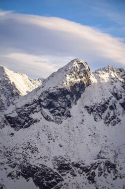 Kış dağı manzarası. Polonya Tatra Dağlılarında karlı bir sabah. 