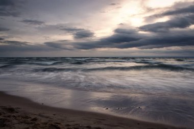 Kış deniz manzarası. Boş dalgalı deniz bulutlu bir günde.