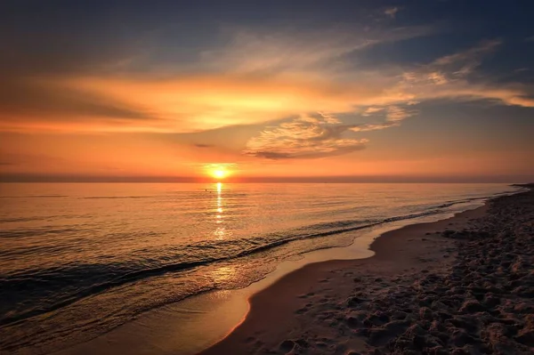 美丽的暑假风景 日落时分 在波兰人的列巴海面上 — 图库照片