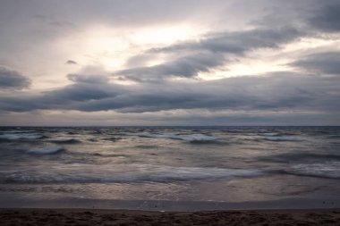 Kış deniz manzarası. Boş dalgalı deniz bulutlu bir günde.