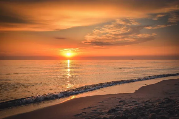 美丽的暑假风景 日落时分 在波兰人的列巴海面上 — 图库照片