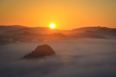 Harika bir sabah dağı manzarası. Polonya, Pieniny 'de Sokolica' nın tepesinde gün doğumu.