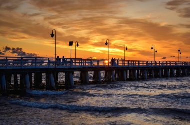 Güzel bir deniz manzarası. Polonya, Gdynia 'daki popüler iskele gün doğumunda.