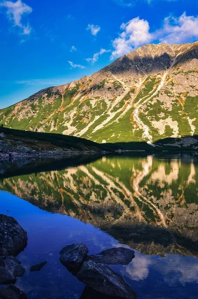 Lindo Lago Montanha Cenário Verão Lagoa Gasienicowy Preta Nas Montanhas — Fotografia de Stock