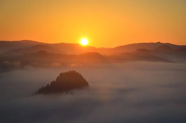 Прекрасный Утренний Горный Пейзаж Восход Солнца Вершине Соколицы Пенинах Польша — стоковое фото