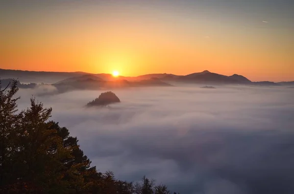 Herrliche Morgendliche Berglandschaft Sonnenaufgang Auf Dem Gipfel Von Sokolica Pieniny — Stockfoto