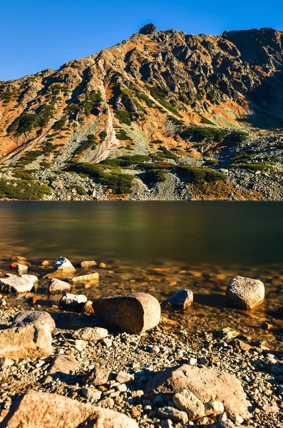Piękny Letni Krajobraz Górski Górskie Stoki Odbijają Się Jeziorze Zdjęcie — Zdjęcie stockowe