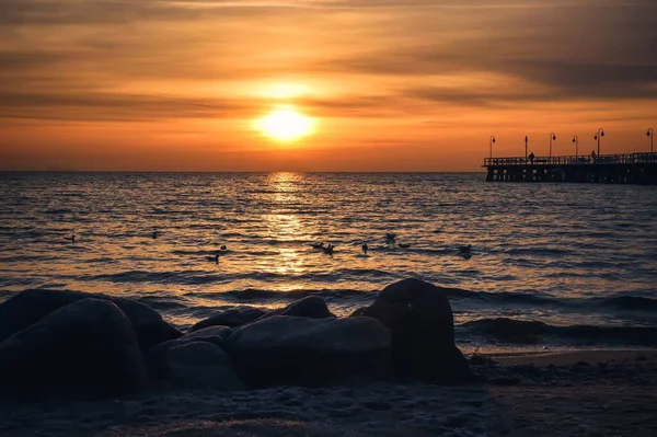 美丽的海滨风景 波罗的海上空阳光灿烂 照片摄于波兰格丁尼亚海滩 — 图库照片