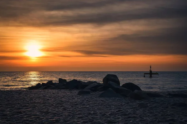 美丽的海滨风景 波罗的海上空阳光灿烂 照片摄于波兰格丁尼亚海滩 — 图库照片