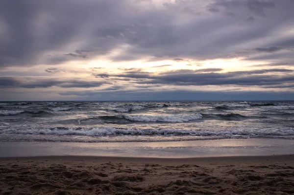 多云的冬季海滨风景 波兰格丁尼亚海滩多云的一天 — 图库照片