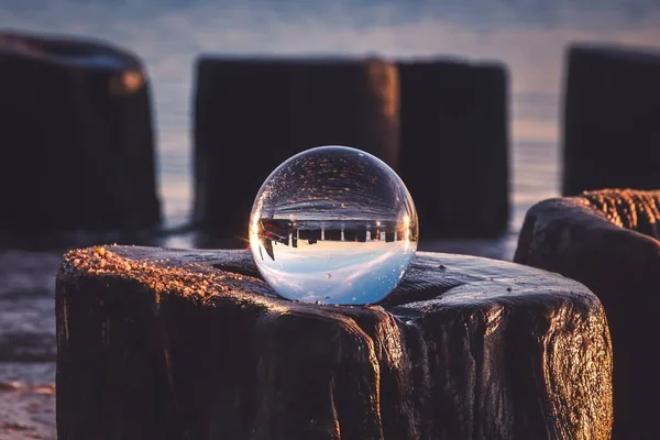İlginç bir etkisi olan su ile soyut bir fikir. Polonya 'nın Gdynia sahilinde bulanık bir arka planda cam top. Sığ bir alan derinliği olan fotoğraf.