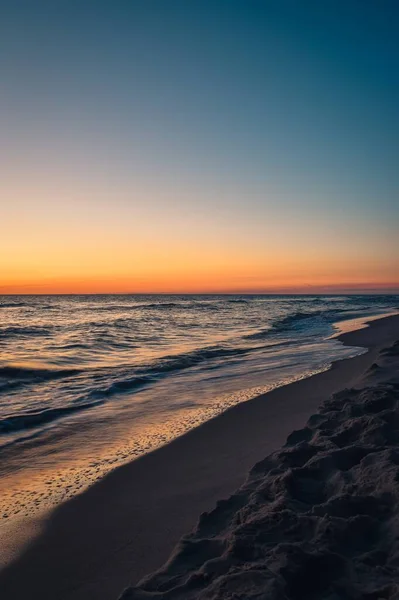 海沿いのビーチで美しいカラフルな風景 ポーランド ジャスタルニアのバルト海の日の出 — ストック写真