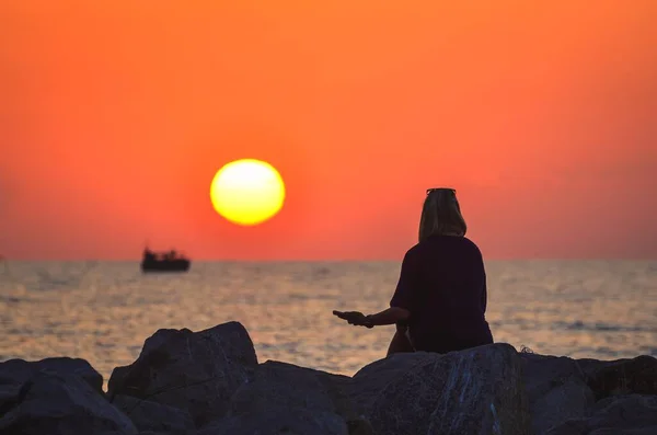 Концепция Силуэта Девушки Восходе Солнца Над Морем Фотография Сделанная Пляже — стоковое фото