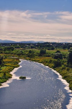 Güzel yeşil yaz manzarası. Polonya, Krakow yakınlarındaki Tyniec 'teki Vistula nehri..