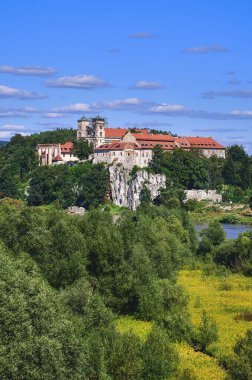 Polonya 'daki Vistula Nehri üzerindeki güzel tarihi manastır. Polonya, Krakow yakınlarındaki Tyniec 'teki Benedictine Manastırı..