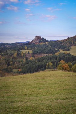 Tepelerde güzel bir sonbahar manzarası var. Fotoğraf Wysoki Wierch, Slovakya 'ya giderken çekildi..