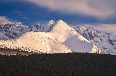 Güzel erken bahar dağ manzarası. Polonya Tatra Dağları 'ndaki kar beyazı zirvelerin manzarası.