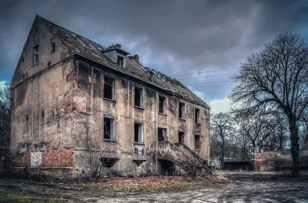 Karanlık Bir Manzarada Harap Olmuş Eski Bir Bina Çöken Evde — Stok fotoğraf