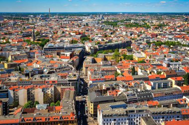 Berlin, Almanya - 3 Mayıs 2014: Berlin, Almanya 'nın havadan görünüşü. Berlin Panoraması Alexanderplatz 'da Radisson tarafından Park Inn Oteli' nin çatısından görüldü..