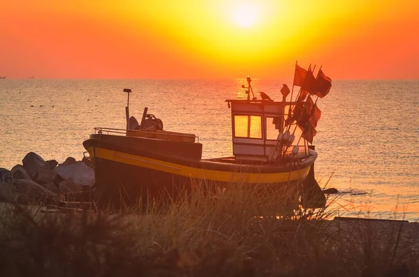 Färgglada Morgonlandskap Vid Havet Vacker Båt Stranden Med Den Uppgående — Stockfoto