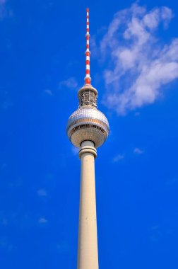 Berlin, Almanya 'daki TV Kulesi. Kule göze çarpan bir semboldür ve 368 metre yüksekliğiyle Berlin 'deki en yüksek yapıdır..
