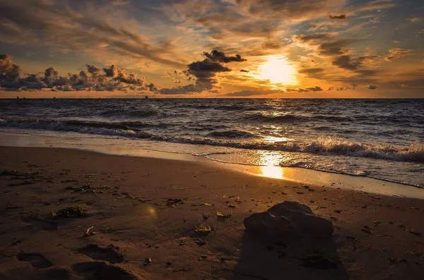 波兰格丁尼亚波罗的海美丽的梦幻般的早晨 海滩上的石头在升起的阳光下闪耀 — 图库照片