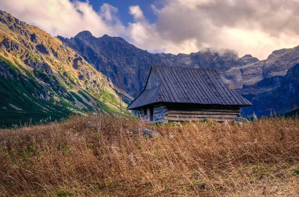 Piękny Krajobraz Wiejski Polskich Górach Górska Drewniana Chata Dolinie Gasienicowej — Zdjęcie stockowe