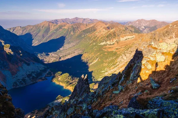 山谷里有湖泊的山水景观 塔特拉山陡峭山坡上远足者的轮廓 照片摄于波兰塔特拉山Szpiglasowy Wierch峰 — 图库照片