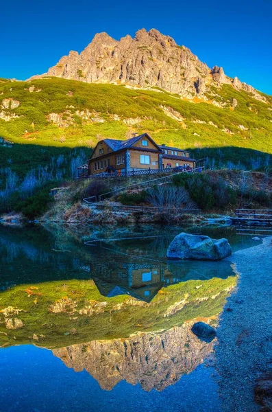 湖中倒映着高山的圣杯 斯洛伐克鞑靼山脉一座宏伟的山顶和水中的木制旅舍的映照 — 图库照片