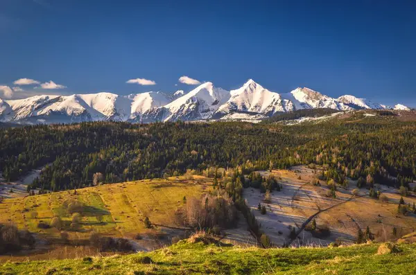 Vakkert Vårlandskap Landet Utsikt Belianske Tatras Fra Landsbyen Osturna Slovakia – stockfoto