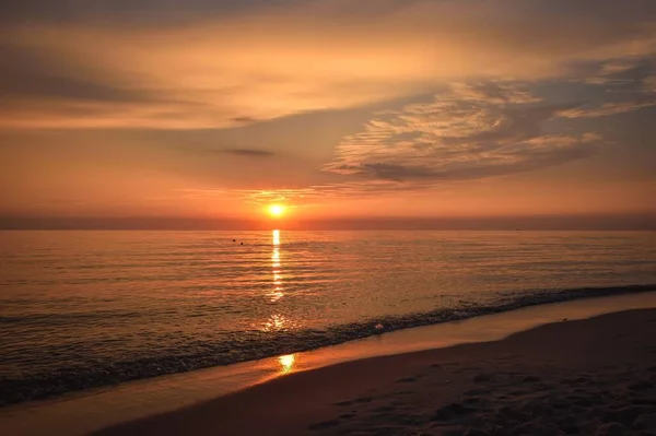 해변의 아름다운 폴란드 스타르 니아의 발트해 떠오르는 — 스톡 사진