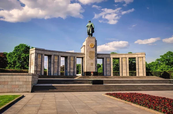 Berlin, Almanya - 30 Nisan 2014: Berlin, Almanya 'da Sovyet Askerlerinin Anıtı