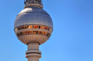 Berlin, Almanya 'daki TV Kulesi. Berlin 'deki Park Inn Oteli' nin 37 'nci katında yer alan Panorama Point' ten TV Kulesi 'ne bakın..