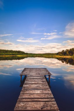 Güzel bir yaz öğleden sonrası göl manzarası. Polonya, Michala Gora 'da küçük bir göl üzerinde büyüleyici ahşap iskele..