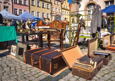 Jelenia Gora, Polonya - 27 Eylül 2014: Polonya'nın en büyük bit pazarından biri. Antika fuarı Jelenia Gora, Polonya her yıl geçen hafta sonu düzenlenen