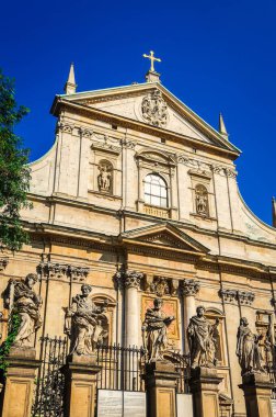 Krakow, Polonya - 16 Ağustos 2014: Polonya 'nın Krakow kentindeki Aziz Peter ve Paul Havarileri Kilisesi' nin mimari detayları.