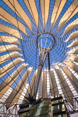 Berlin, Almanya - 30 Nisan 2014: Potsdamer Platz'daki Sony Center. Potsdamer Platz'da bulunan Sony Center, 2000 yılında açılan Sony sponsorluğunda ki bir yapı kompleksidir..