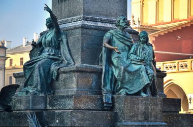 Krakow, Polonya - 21 Ekim 2012: heykeliyle üzerinde yakın çekim mickiewicz Krakow ana meydanında. Krakow (Polonya) eski şehir unesco organizasyon tarafından listelenen.