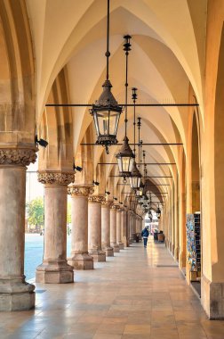 Krakow, Polonya - 21 Ekim 2012: bez Salonu'nda krakow (sukiennice). Ana pazar meydanında UNESCO organizasyon tarafından listelenen krakow (Polonya),.