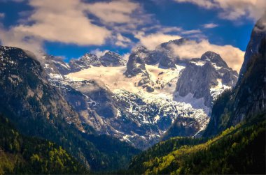 Avusturya 'daki güzel dağ manzarası. Avusturya Alplerindeki Vorderer Gosausee gölünden Hoher Dachstein 'ın görüntüsü.