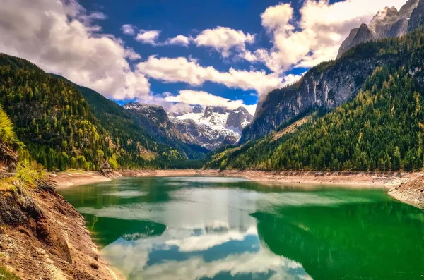 stock image Beautiful mountain lake in Austrian Alps. View of Hoher Dachstein and Mitterspitz from the lake Vorderer Gosausee in Austria.